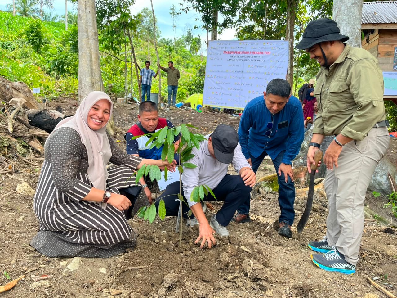 Pemkab Aceh Utara, PHE NSO, LPLHa dan Warga Tanam Pohon di Stasiun KEHATI Cot Girek