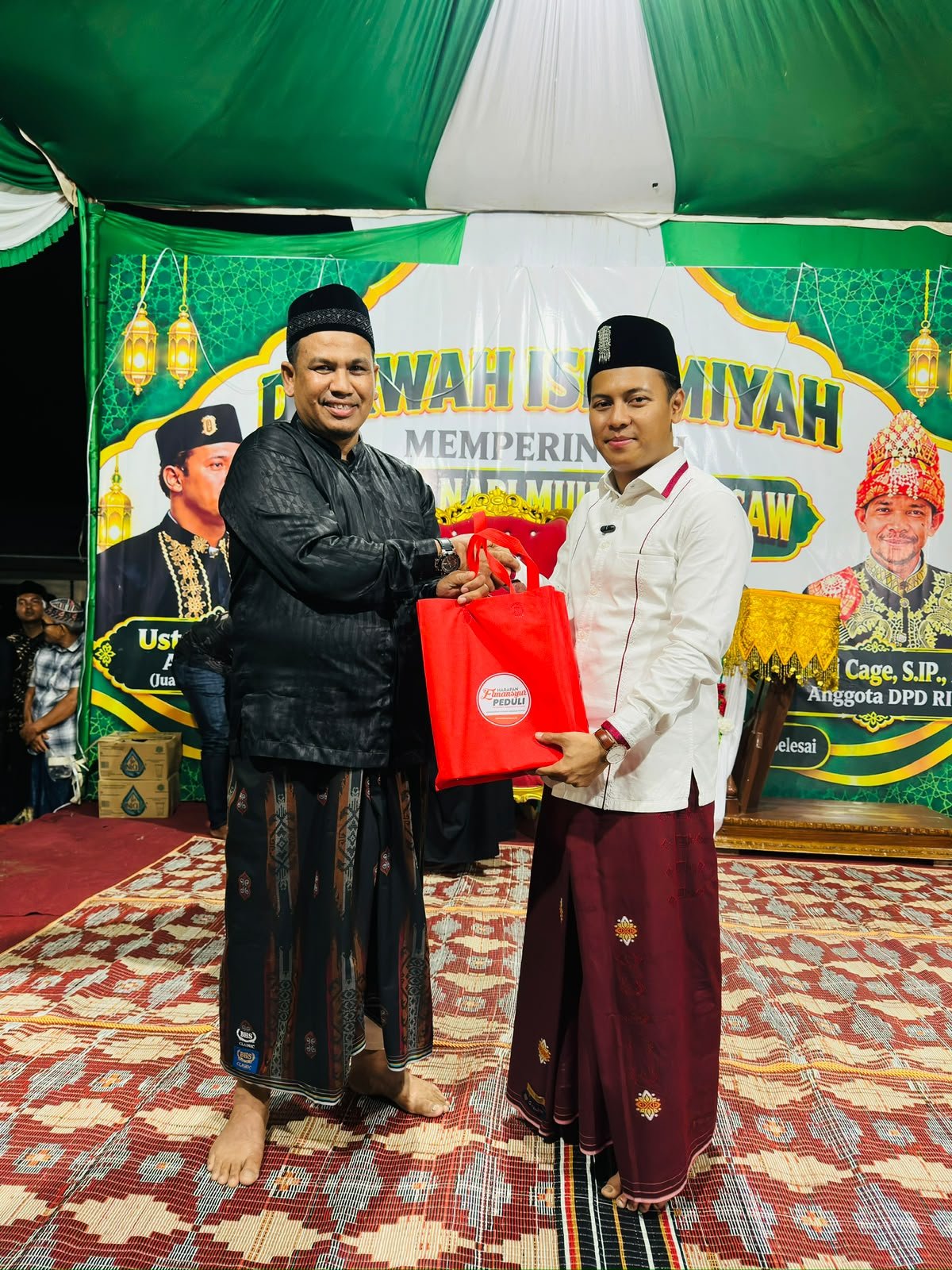 Sampaikan Tausyiah Maulid di Reuleut Timur, Tgk Habibi Nawawi diberikan Bingkisan Oleh Elmansyur Peduli