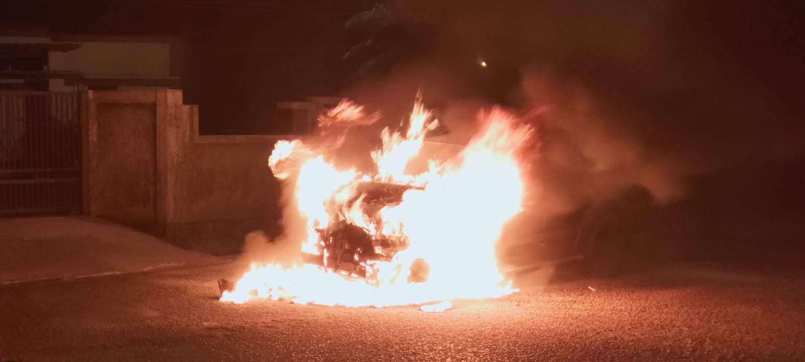 Terjebak Macet Di Lamlagang, Sebuah Mobil Fortuner Terbakar. Diduga Akibat Korslet