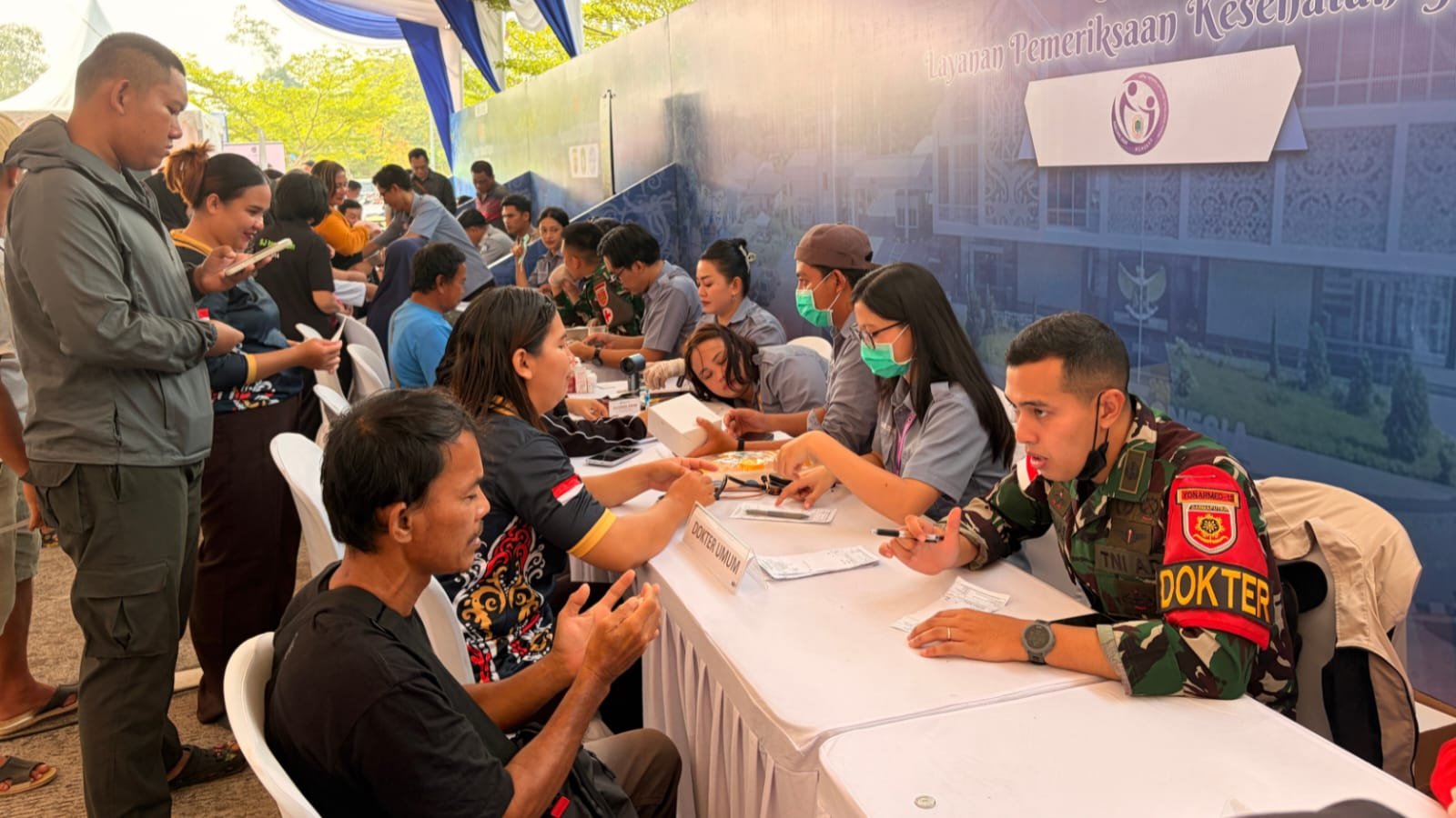 Perkuat Sinergi dan Layanan Masyarakat, Pos Kotis Satgas Yonarmed 13/Nanggala Ikuti Kegiatan "Lentera Batas Negeri" Bank Indonesia di PLBN Badau