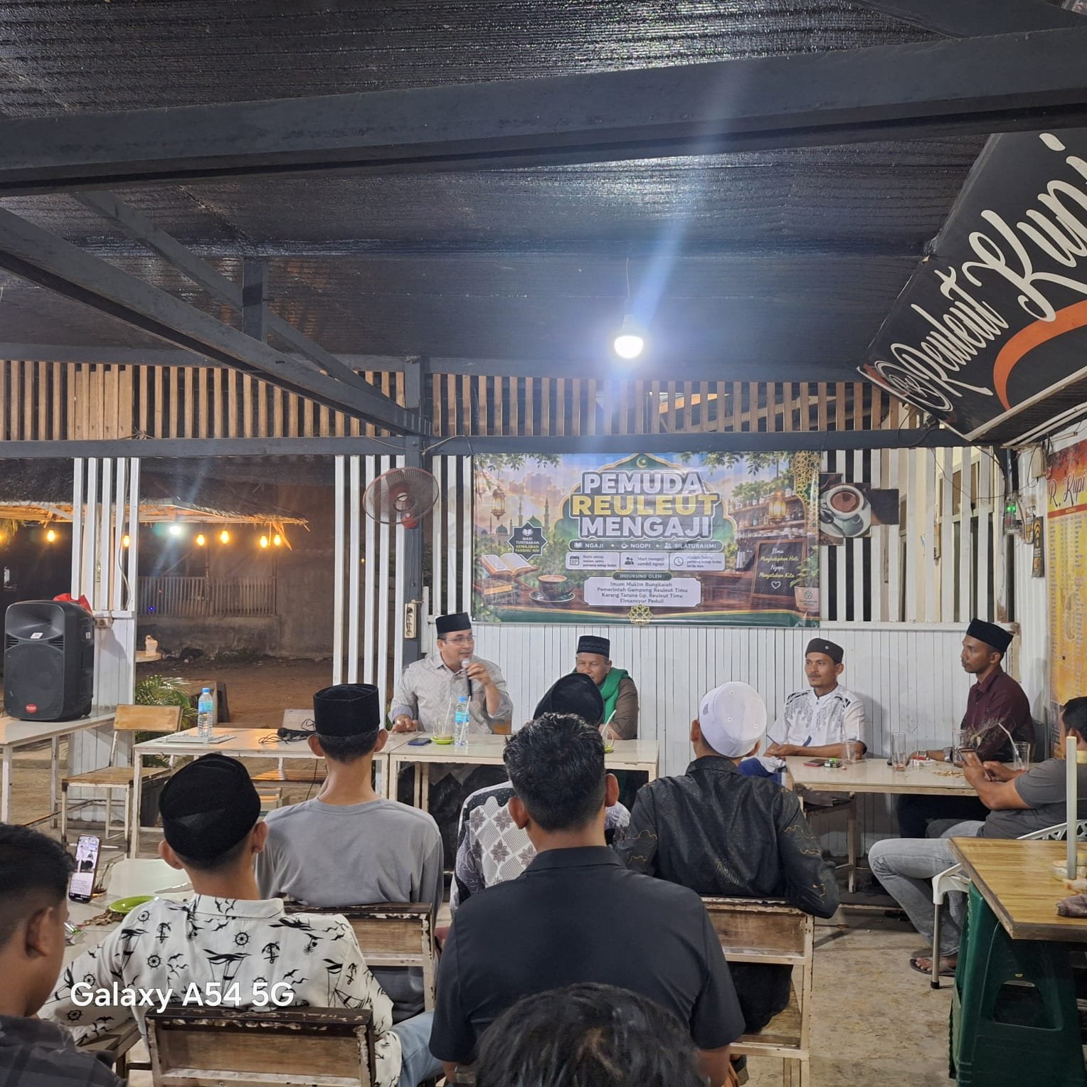 Puluhan Pemuda Gampong Reuleut Timu Mulai Gerakan Pengajian di Warung Kopi