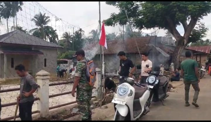 Sambut HUT RI Ke-81,Danramil 02/Kuta Makmur Bersama Masyarakat Gelar Gotong Royong